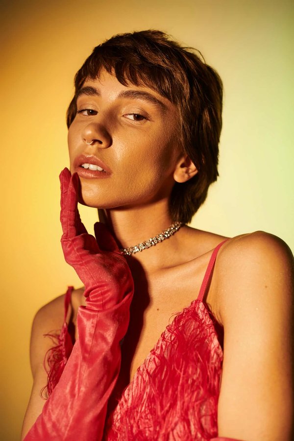 Comment associer des bijoux en nacre avec des tenues hivernales pour un effet chic?